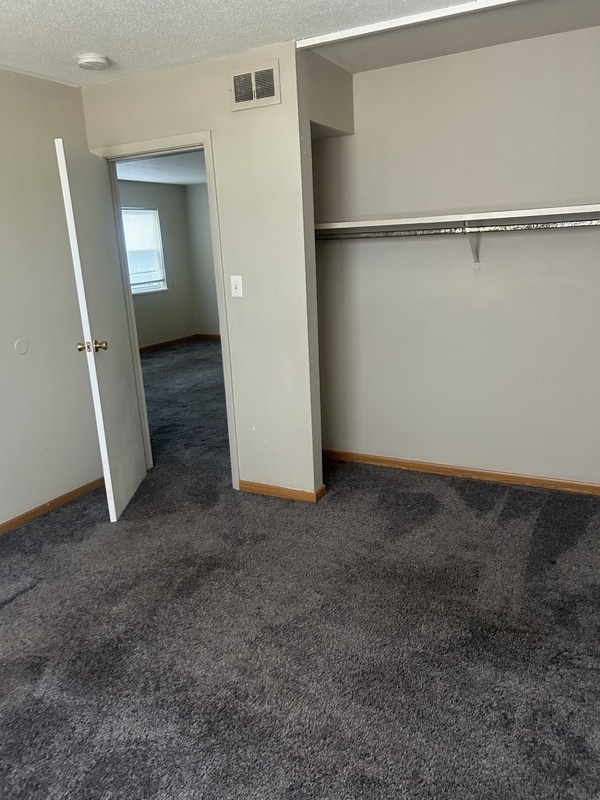 Building Photo - 1450 Meadowview Dr