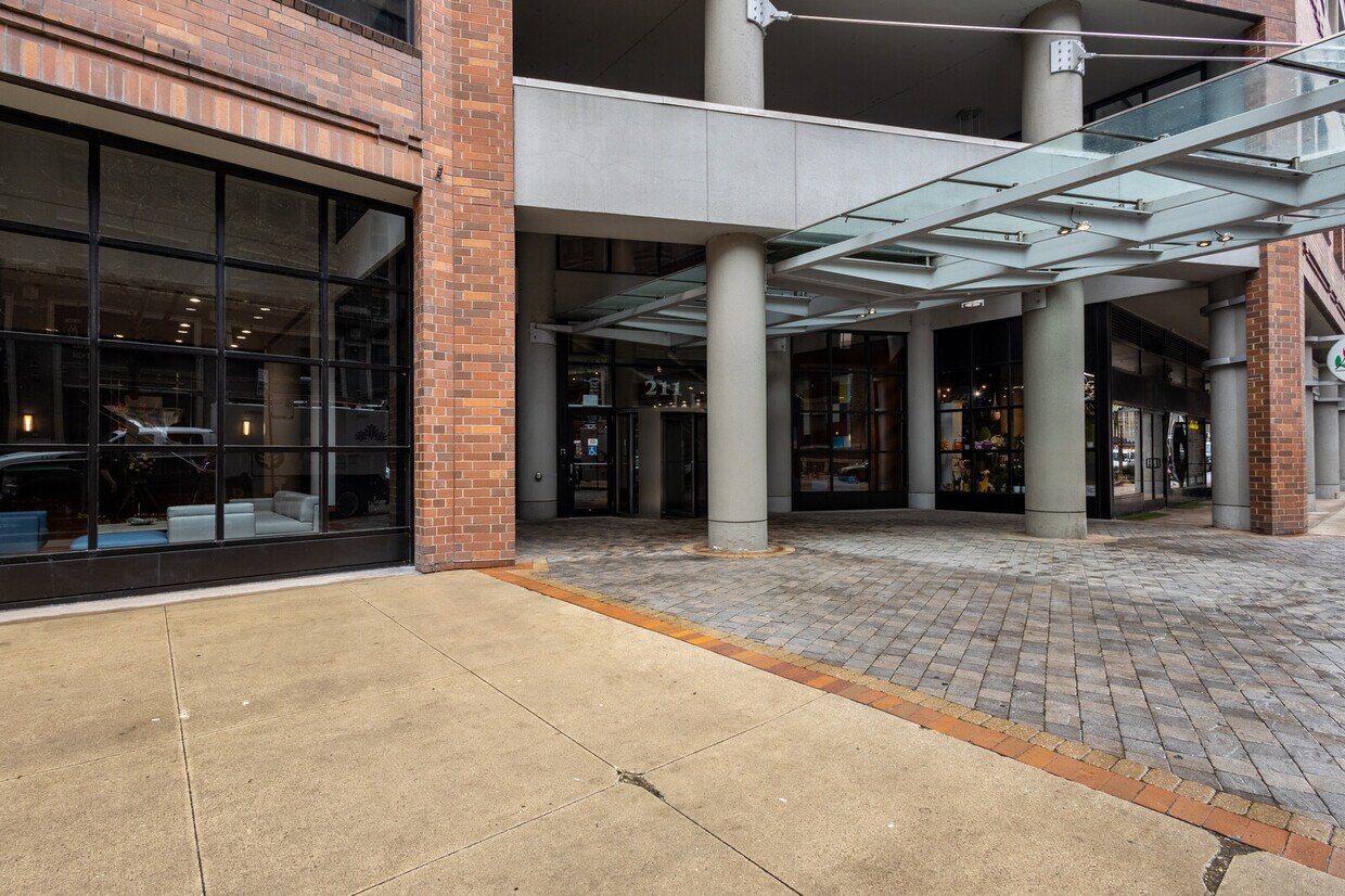 Primary Photo - 211 E Ohio St