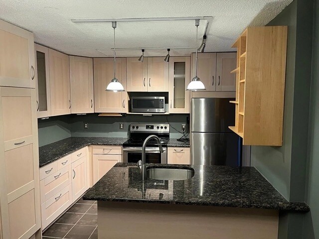 Kitchen - 79 Western Ave N