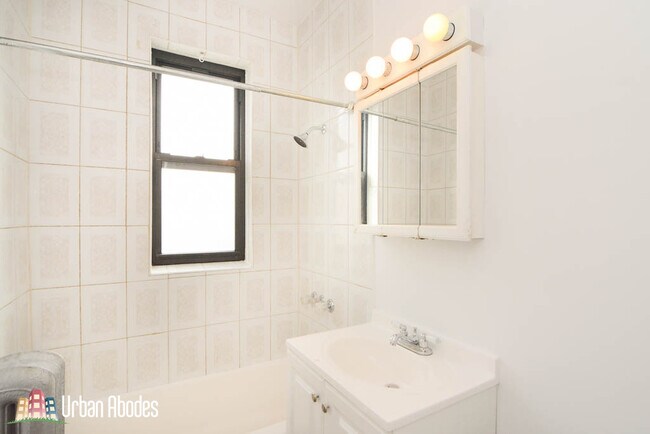 Foto del edificio - 2704 N Sawyer Ave