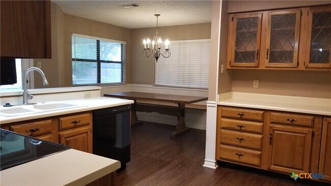 Foto del edificio - 329 Paisano St