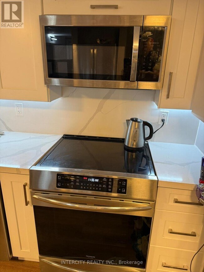 Building Photo - 222 Combe Ave