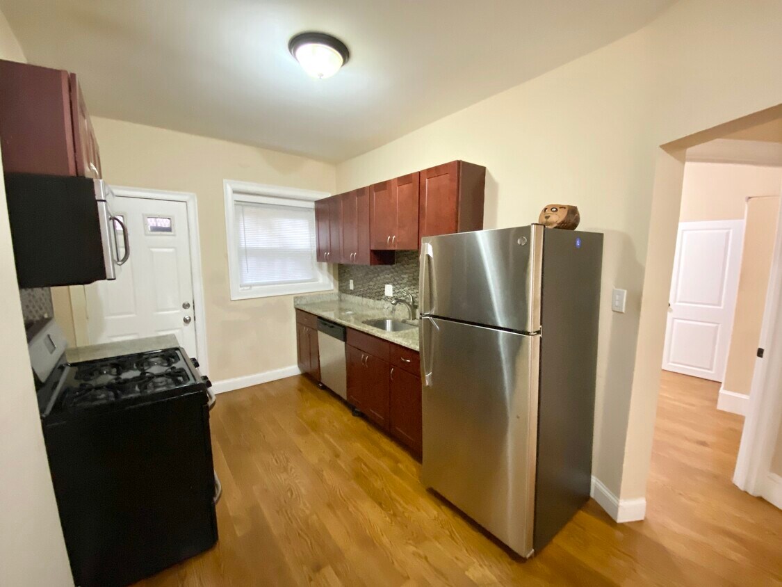 Primary Photo - 6 Linwood St
