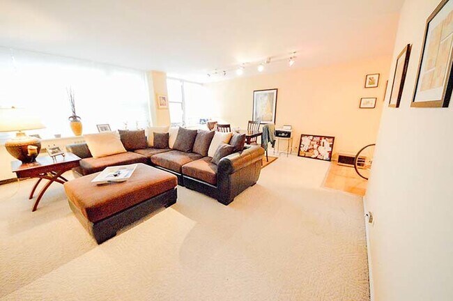 Foto del edificio - 4250 N Marine Dr