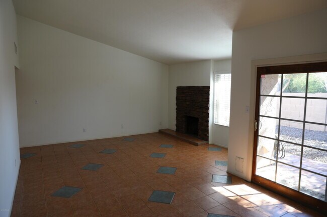 Building Photo - 5231 E Tamblo Dr