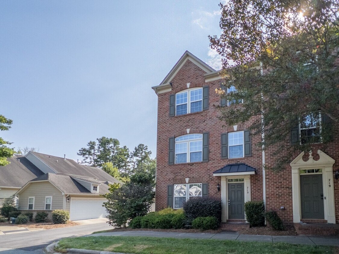Foto principal - Gorgeous 3 Bedroom Townhome in Davidson