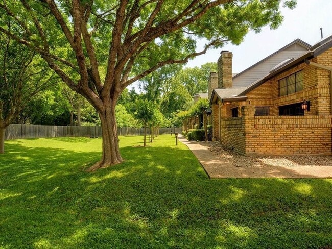 Building Photo - 10819 Crown Colony Dr