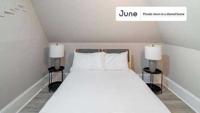 Foto del edificio - Private bedroom in 7 bed/2 bath Home