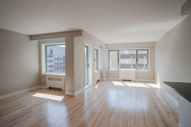Building Photo - 3495 Rue de la Montagne