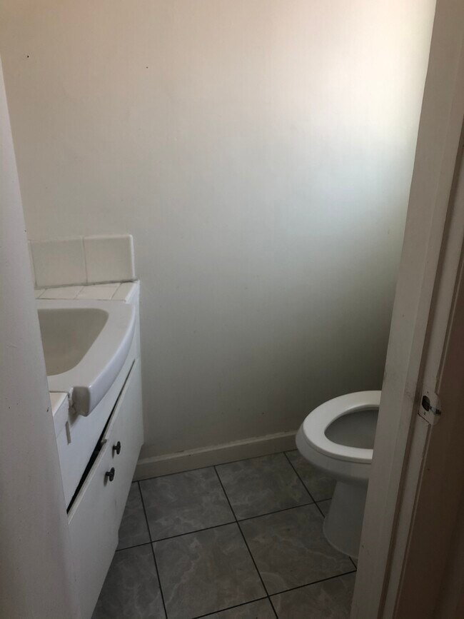1/2 - 6829 Ben Ave
