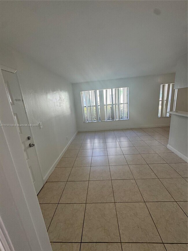 Foto del edificio - 8733 NW 39th St