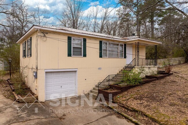 Foto del edificio - 213 Lake Dr Cir NE