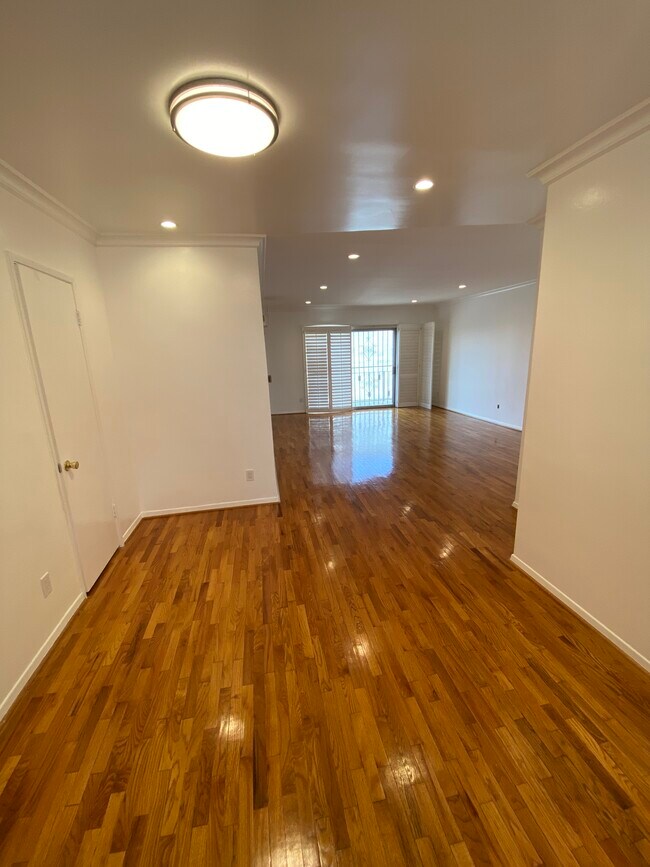 Foto del edificio - 1556 S Orange Grove Ave