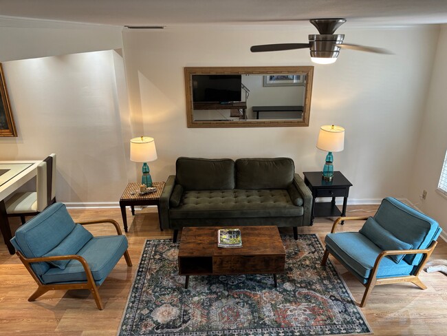 Foto del edificio - 814 Dahlia Ln