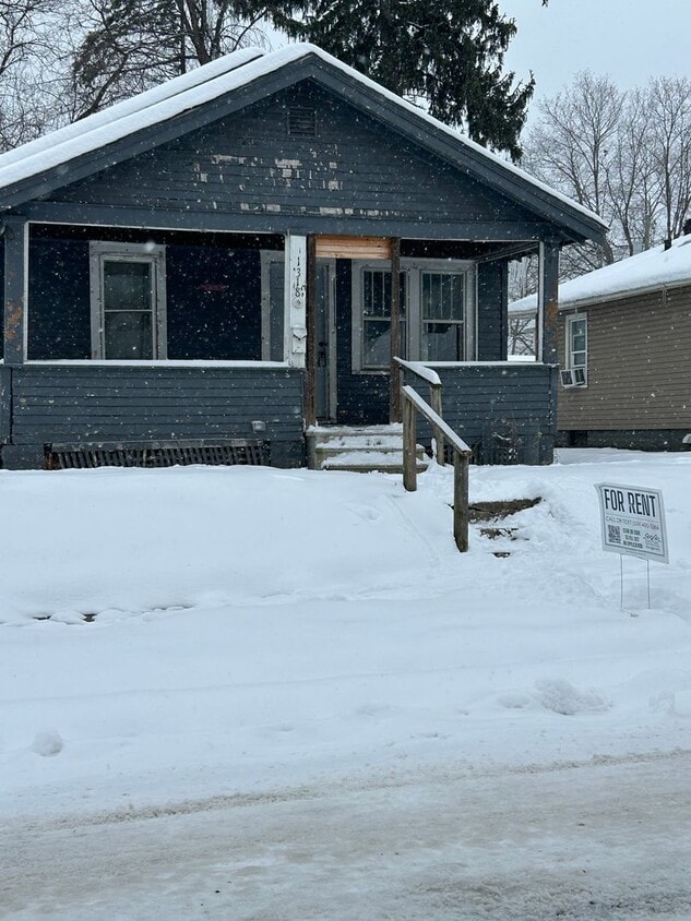 Foto principal - Budget-Friendly 2-Bedroom, 1-Bathroom Home – $975/Month