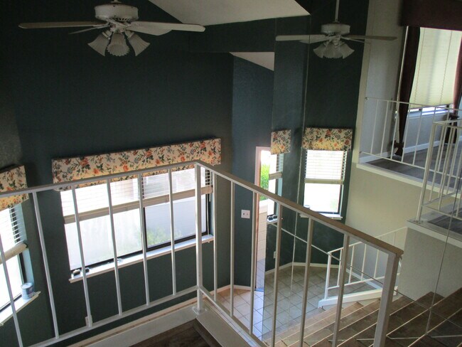 Building Photo - 13 Carriage Ln