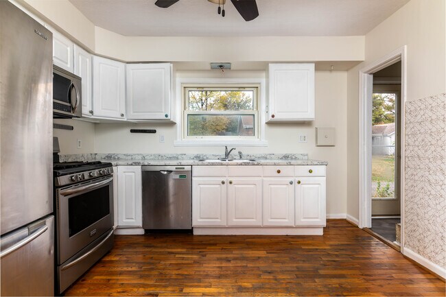 Amplia cocina con estufa de gas. - 7923 S Rock Hill Rd