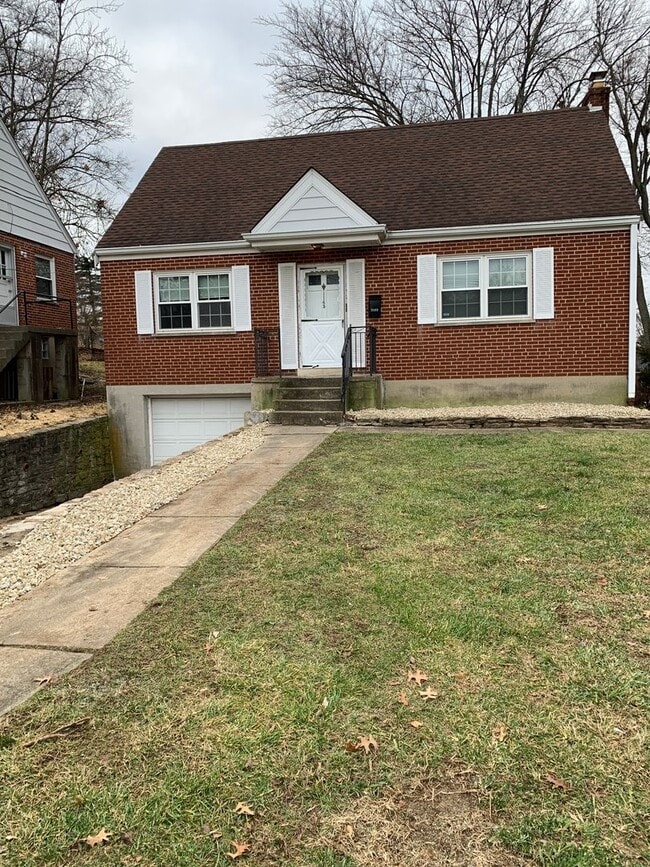 Charming 4-bedroom, 2-bathroom home located in the Covedale area - Charming 4-bedroom, 2-bathroom home located in the Covedale area