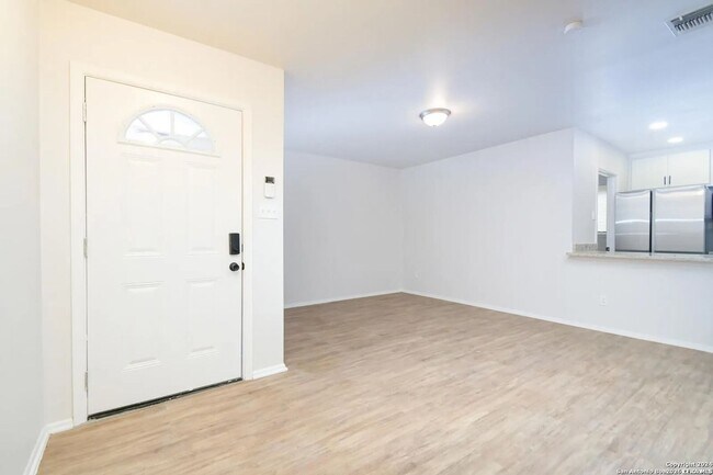Foto del edificio - Modern 4-Bedroom House Near Leon Valley