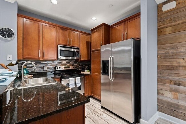 Building Photo - Stunning Townhome Near Medical Center!