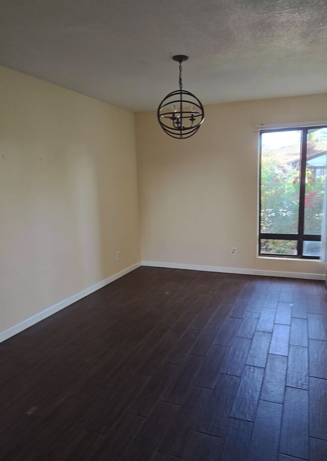 Foto del edificio - Charming Single-Story Home with Bonus Space & Beautiful Backyard