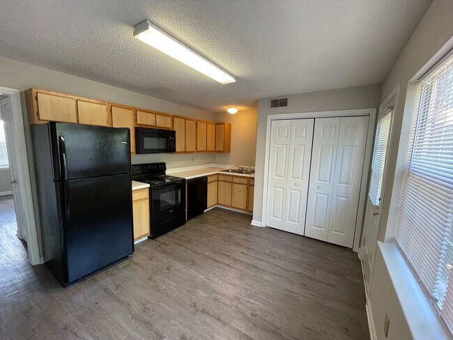 Foto del edificio - PRE-LEASING FOR AUGUST 7 2026!