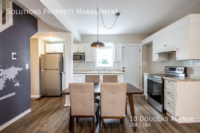 Building Photo - **UPDATED 2 BEDROOM FULL HOUSE**