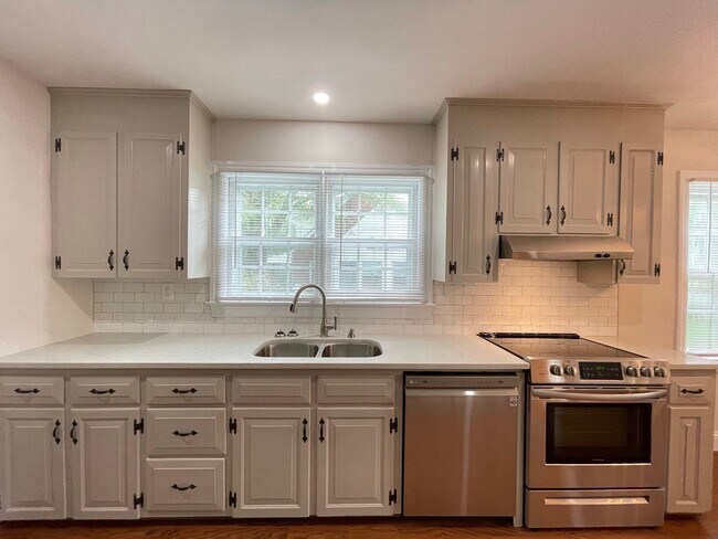 Foto del edificio - Everything you’ve been dreaming of is here. Lease today!