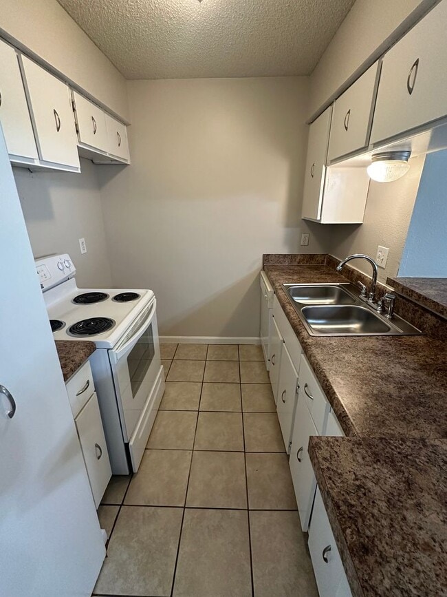 Building Photo - 1BD/1BA Condo located on the Germantown/Me...