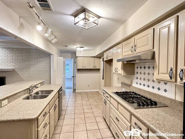 Foto del edificio - Large 4 bedroom home with a Pool.
