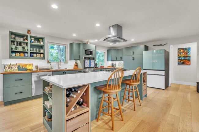 Foto del edificio - 4 Bedroom Home with Finished Basement, Chef’s Kitchen & Large Yard in Hampden Heights