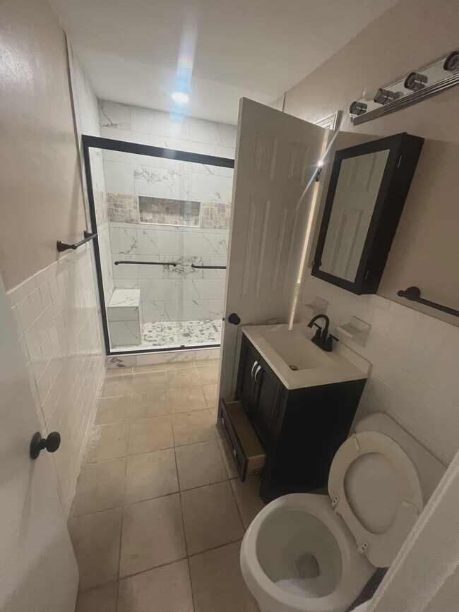 Foto del edificio - 253 W Burdock Ave