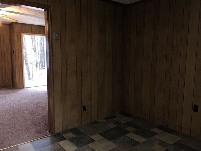 Building Photo - 2 Bedroom 1 Bath Duplex For Rent!