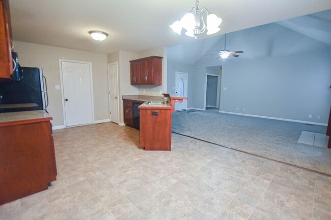 Building Photo - Pet Friendly Three Bedroom!