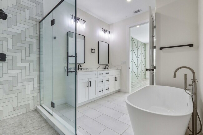 Foto del edificio - 3 Bedroom, 3.5 Bath Townhouse Minutes From Downtown!!!