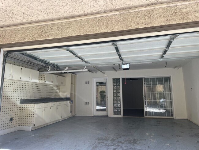 Building Photo - Beautiful 3-Bed/3-Bath Van Nuys Condo – Sp...