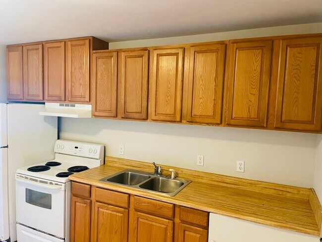 Building Photo - Well maintained duplex off Old Bainbridge