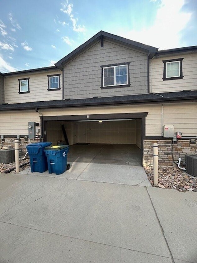 Primary Photo - Newer! 2 Bed / 2.5 Bath Townhome Commerce ...