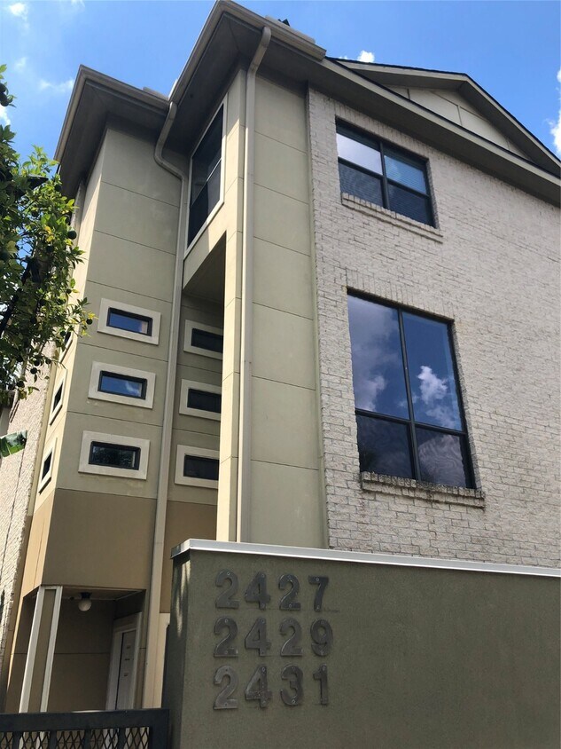 Foto principal - 2427 Dorrington St