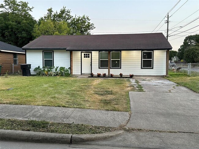 Building Photo - 3902 Florinda St