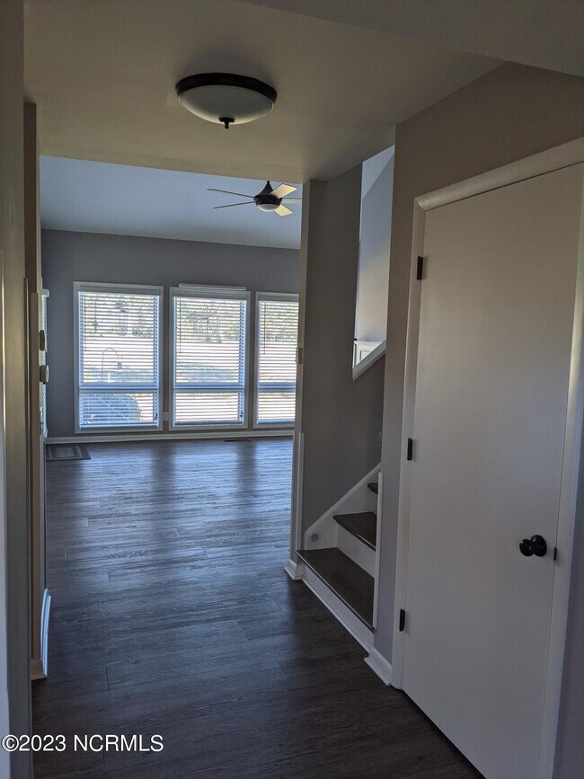 Foto del edificio - 323 Sandpiper Ln