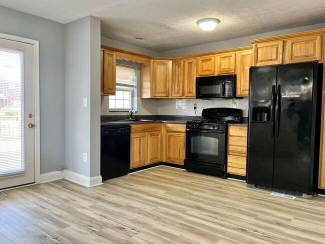 Building Photo - Charming 3 Bedroom/ 2.5 Bathroom in Middle...