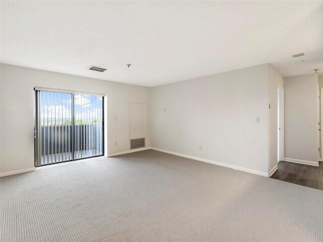Building Photo - 300 Johnson Ferry Rd
