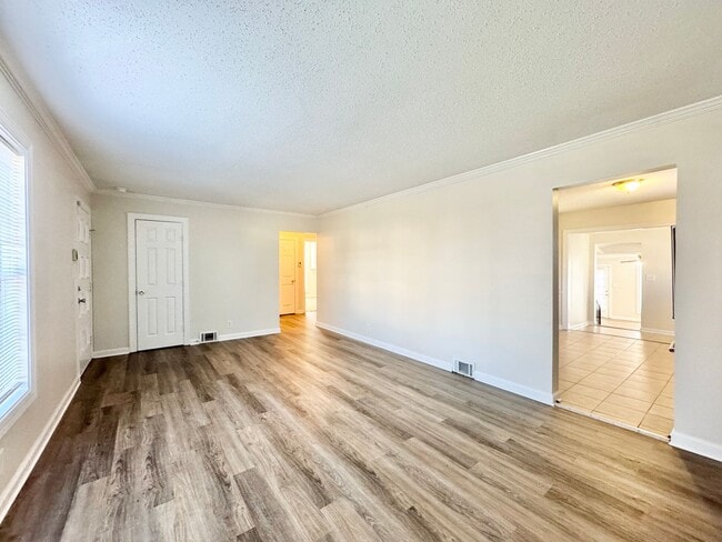 Building Photo - Spacious 4 Bedroom Located in Garden Homes