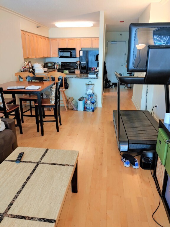 Building Photo - Spacious Streetville One Bedroom