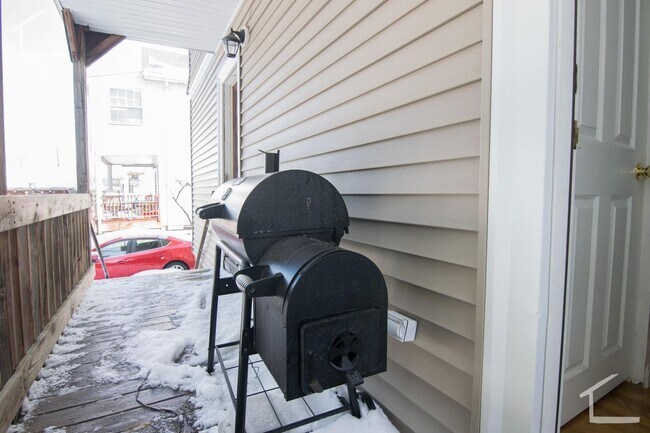 Building Photo - Beautiful 3 bed in a prime location in Watertown.