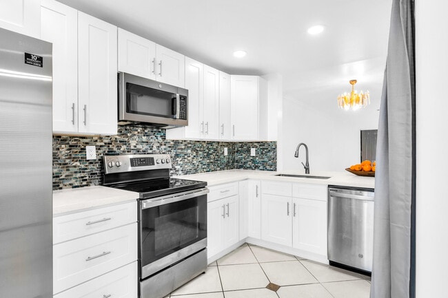 Building Photo - 153 W Laurel Dr