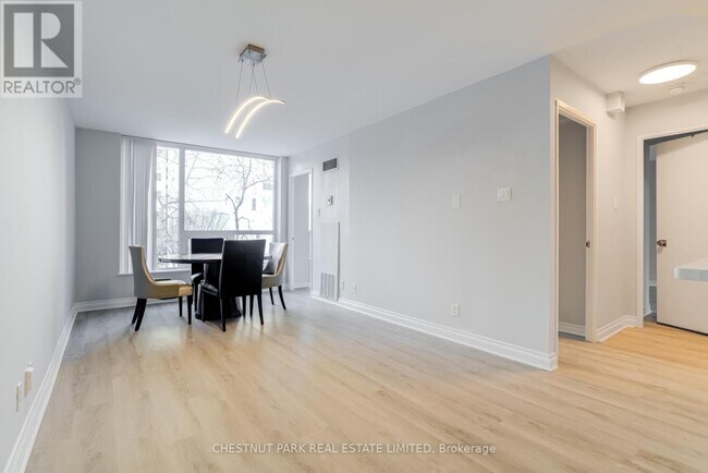 Photo du bâtiment - 92 King St E