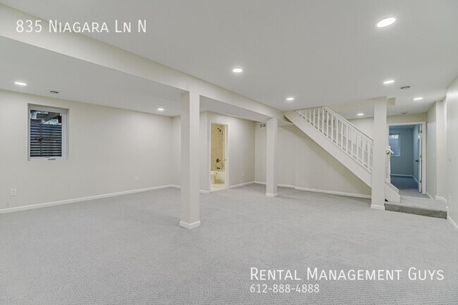 Foto del edificio - Stunning 4 Bedroom Home! Wayzata School District!