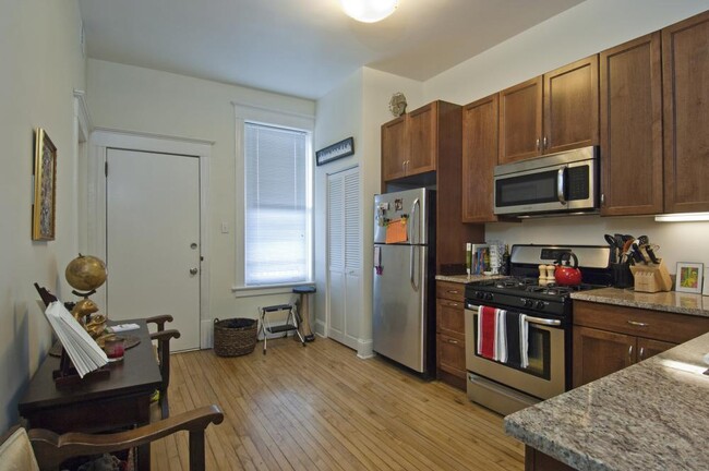 Foto del edificio - 3 bedroom in Chicago IL 60614